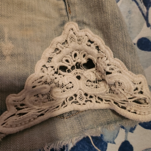 American Eagle Outfitters Denim Lace Trim Women Shorts Size 6 - Picture 2 of 7